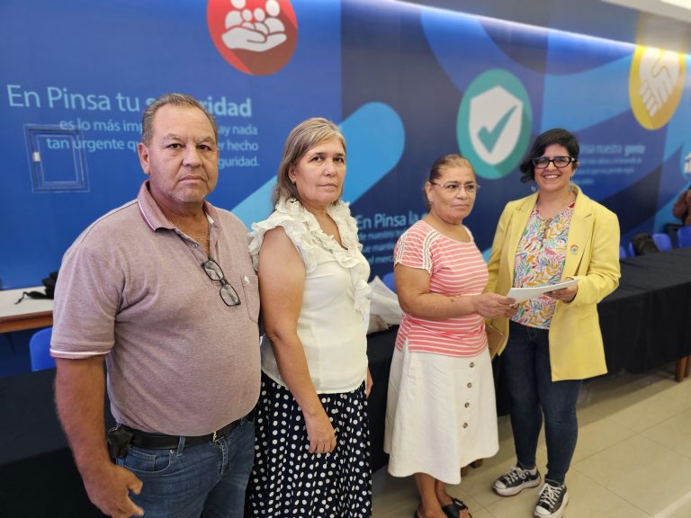 Representantes de la Asamblea Comunitaria de La Noria y Joanna Acosta, gerente estatal de CONAFOR
