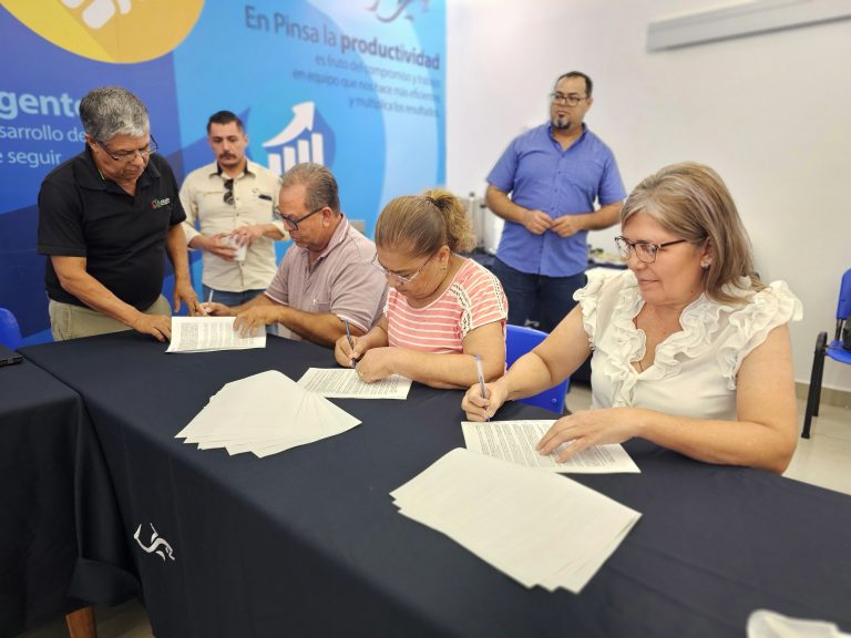 Representantes de la Asamblea Comunitaria de LA Noria firmando acuerdo de conservación