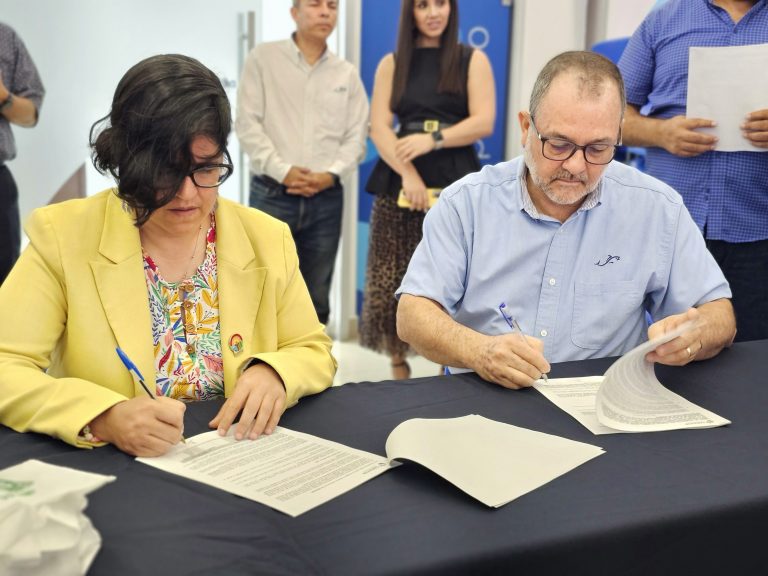 Joanna Acosta, gerente estatal de CONAFOR, y Javier Humarán, gerente administrativo de Pinsa