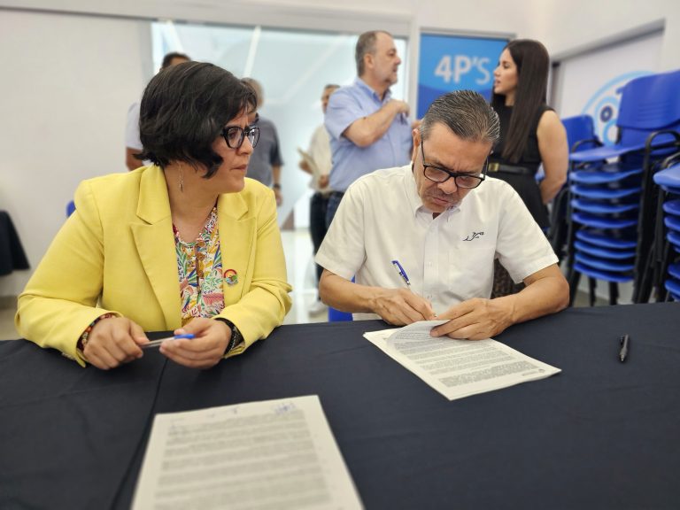 Joanna Acosta, gerente estatal de CONAFOR, y Bernabé Herrara, gerente operativo de Pinsa