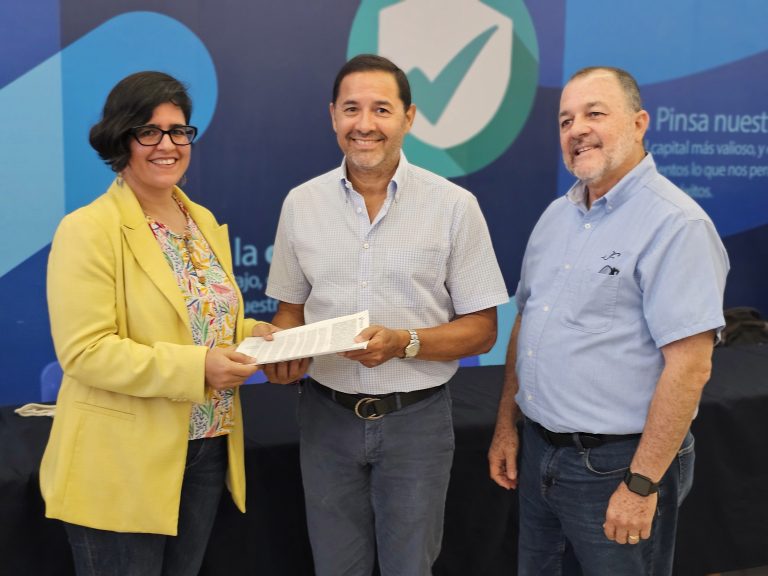Joanna Acosta, gerente estatal de CONAFOR, entregando acuerdo firmado a Víctor Ledón, director de Grupo PINSA, y Javier Humarán, gerente administrativo de PINSA
